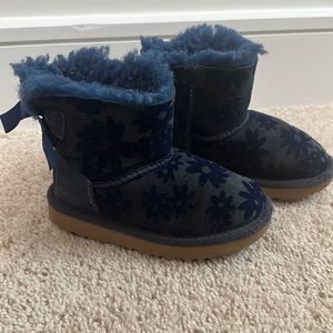 Little Girl/Toddler Ugg Navy Flower Bow Boots Sz 9 GUC
